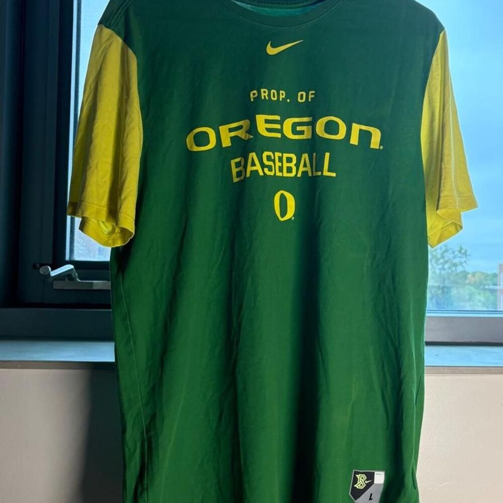 Super crazy graphic tee Nike Oregon Ducks green & yellow baseball tee